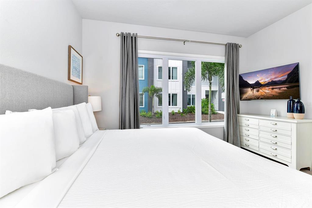 7770 Sandy Ridge Drive, Unit 135 Kissimmee, FL 34747 - Photo 29 of 43 a bedroom with a bed and a large window