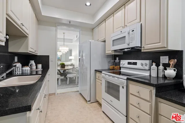 $1,095,000 | 2131 Century Park Lane, Unit 109, Los Angeles, CA 90067