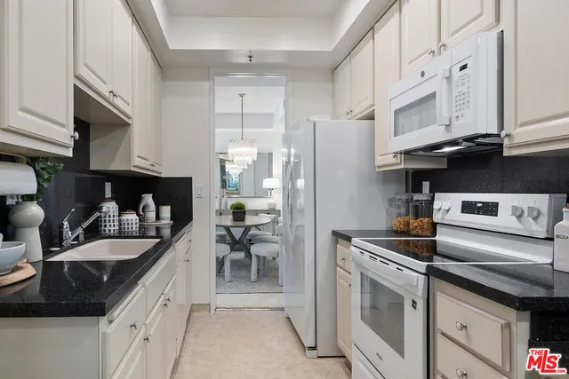 $1,095,000 | 2131 Century Park Lane, Unit 109, Los Angeles, CA 90067