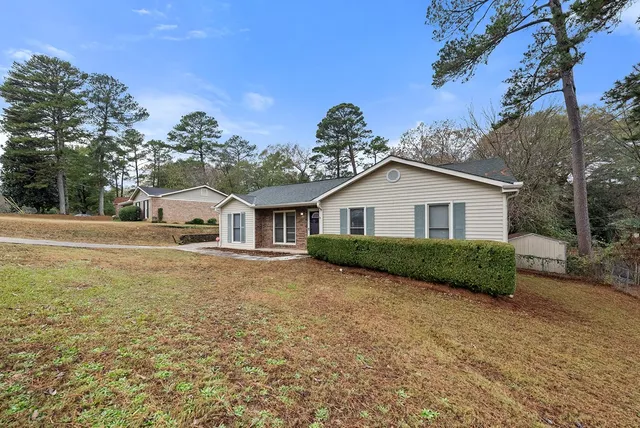 a view of a house with a yard