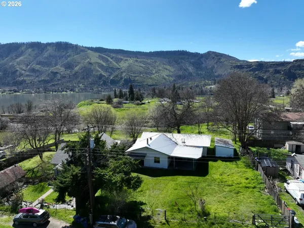 $250,000 | 716 Washington Street, Lyle, WA 98635
