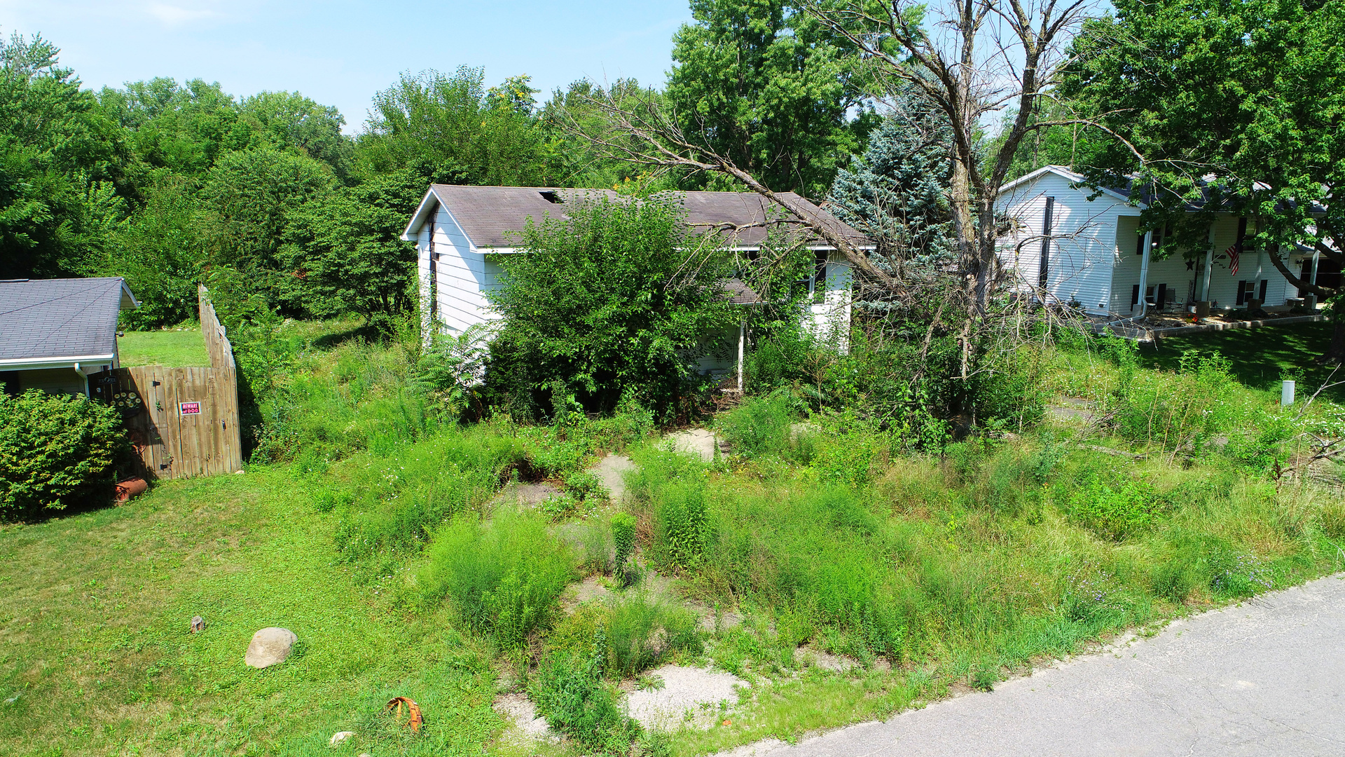 1840 Jacobs Street Streator, IL 61364 - Photo 5 of 6 a view of a garden with plants and large trees