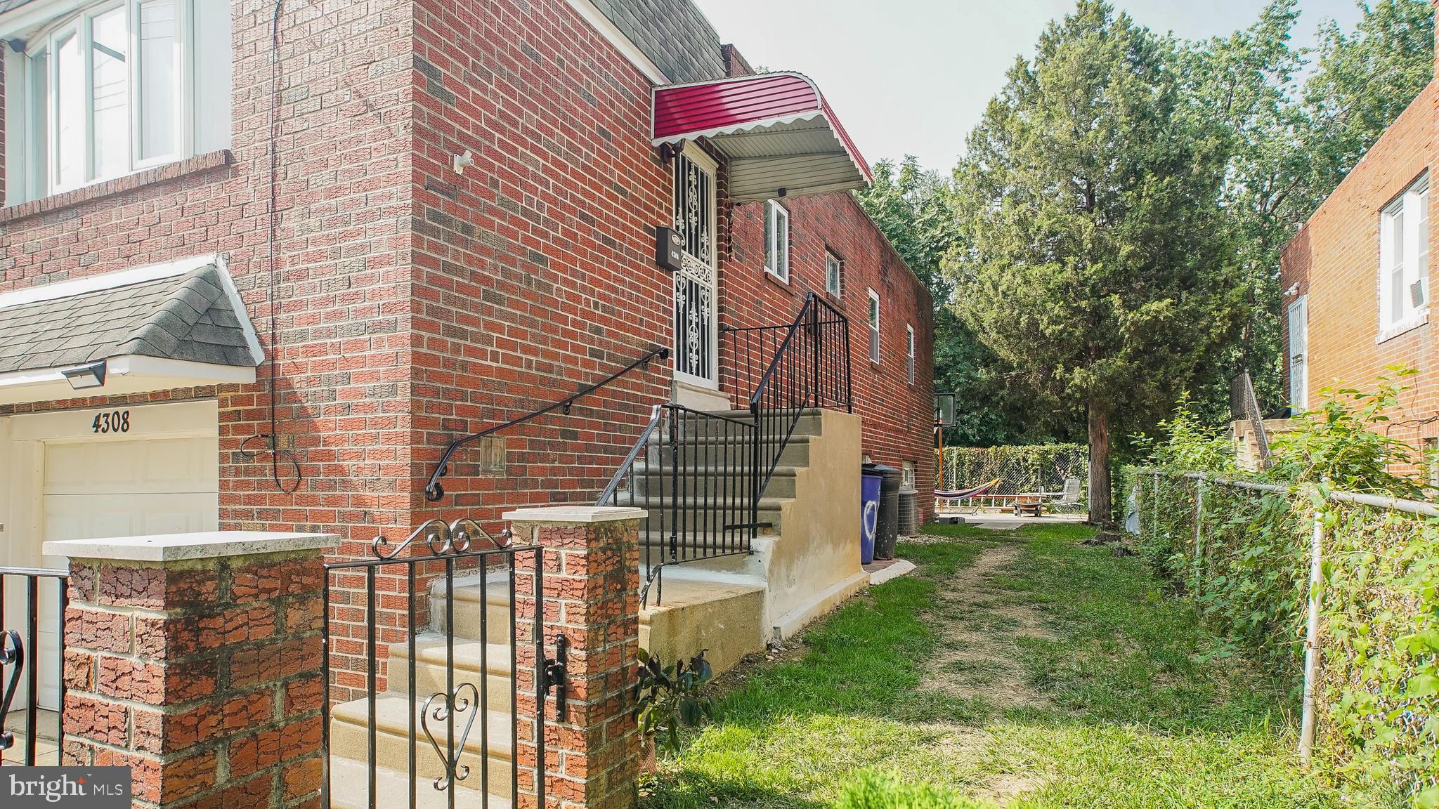 4308 McMenamy Street Philadelphia, PA 19136 - Photo 3 of 21 fenced side yard