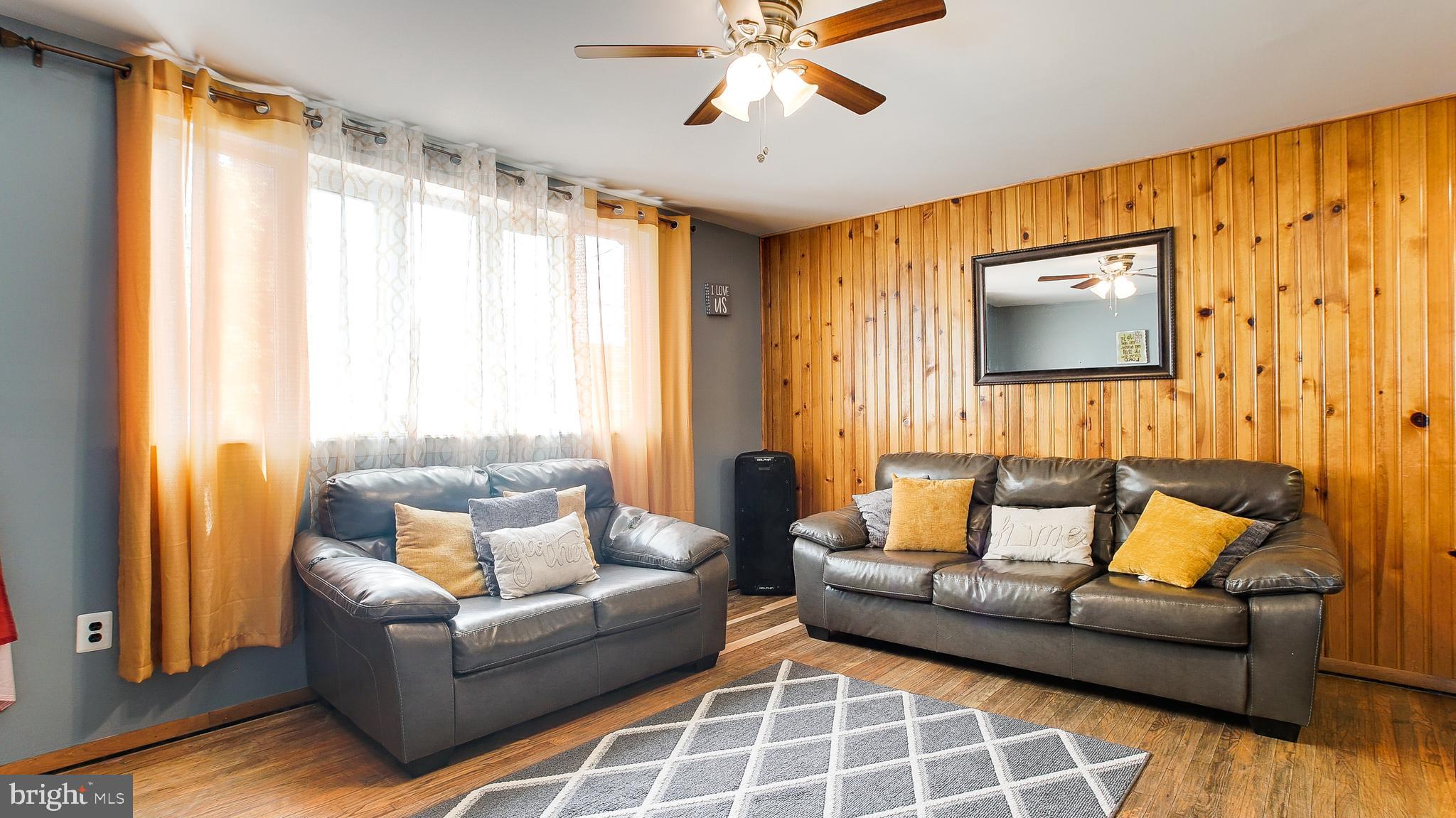 4308 McMenamy Street Philadelphia, PA 19136 - Photo 4 of 21 Living Room
