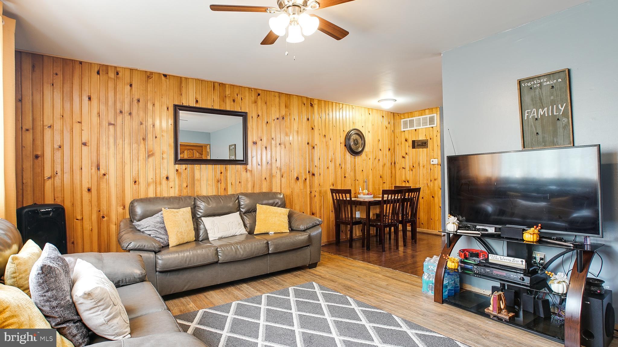4308 McMenamy Street Philadelphia, PA 19136 - Photo 5 of 21 Living Room