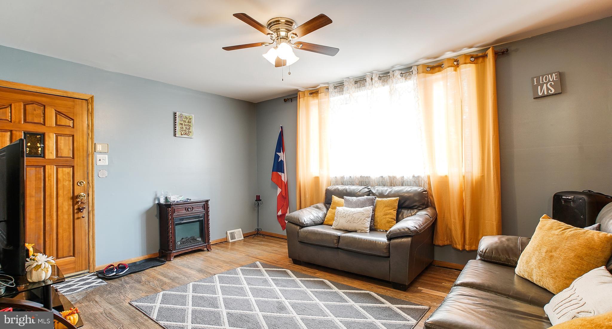 4308 McMenamy Street Philadelphia, PA 19136 - Photo 6 of 21 Living Room