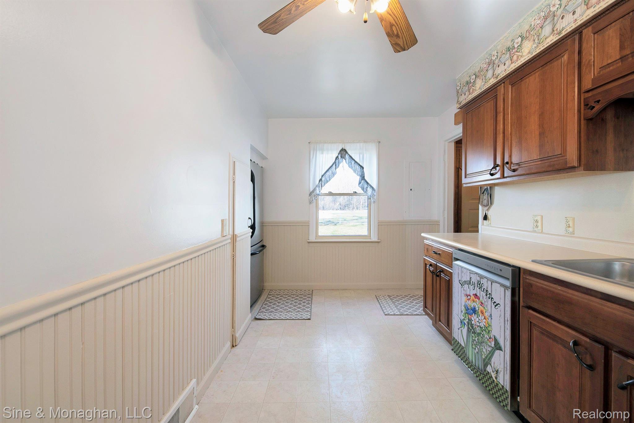 6135 North Genesee Road Flint, MI 48506 - Photo 10 of 45 Chair rail, neutral paint