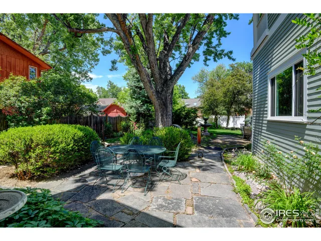 a view of entryway with a front door