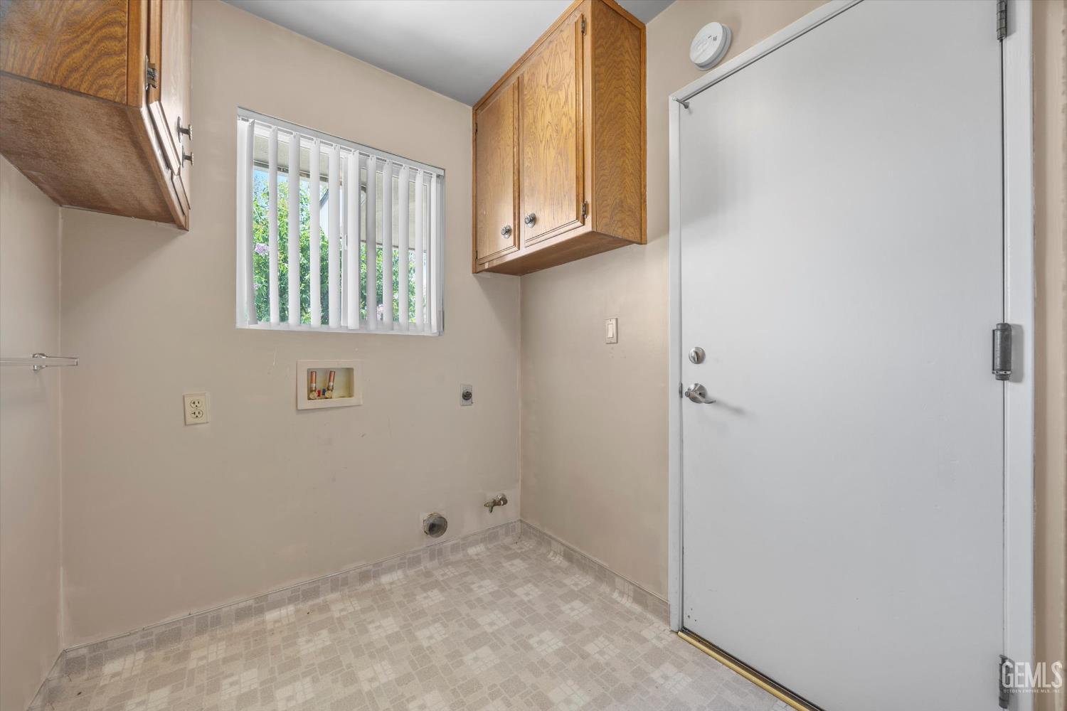 Undisclosed Address Bakersfield, CA 93308 - Photo 44 of 50 a view of an empty room with window