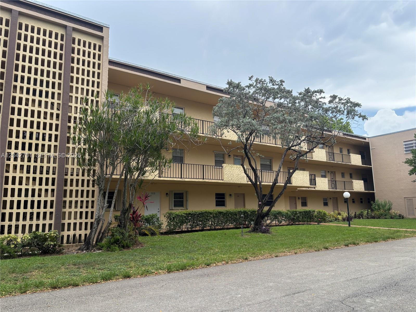 300 Berkley Road, Unit 103 Hollywood, FL 33024 - Photo 2 of 31