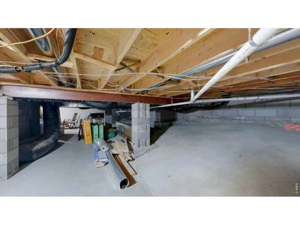 a black and white photo of a room