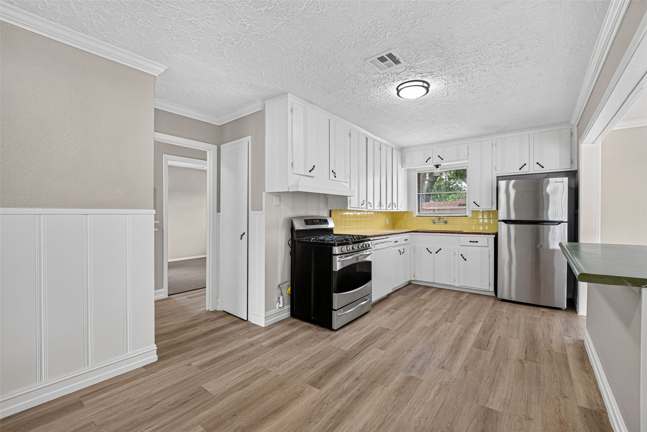 3218 Grant Street Pasadena, TX 77503 - Photo 8 of 26 Nice and bright kitchen with new floors.