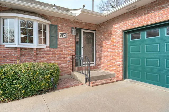 $300,000 | 921 South Denman Avenue, Chanute, KS 66720