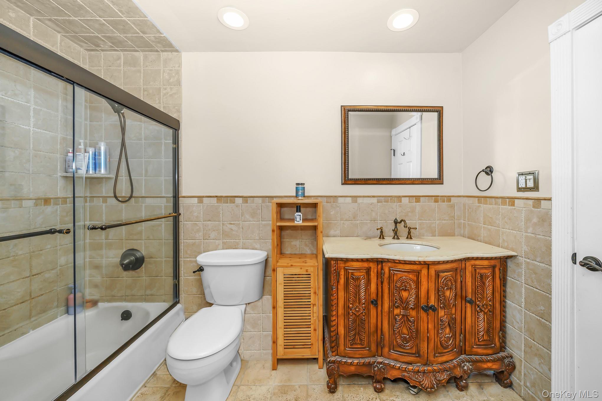9 Wayne Place Commack, NY 11725 - Photo 21 of 36