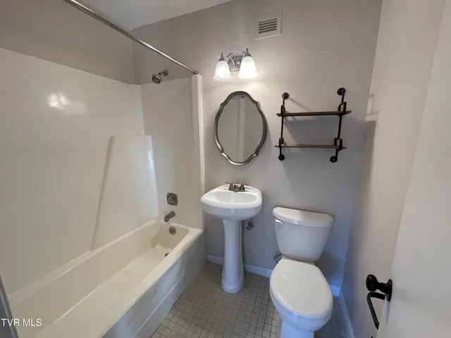 $1,075 | 1225 Carriage Circle, Unit 203, Bristol, VA 24201