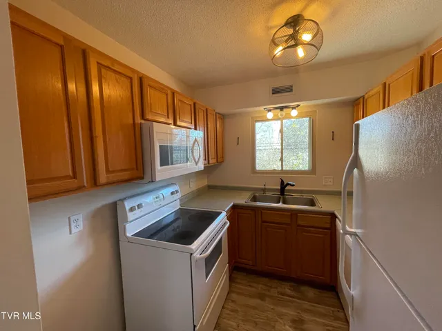 $1,075 | 1225 Carriage Circle, Unit 203, Bristol, VA 24201