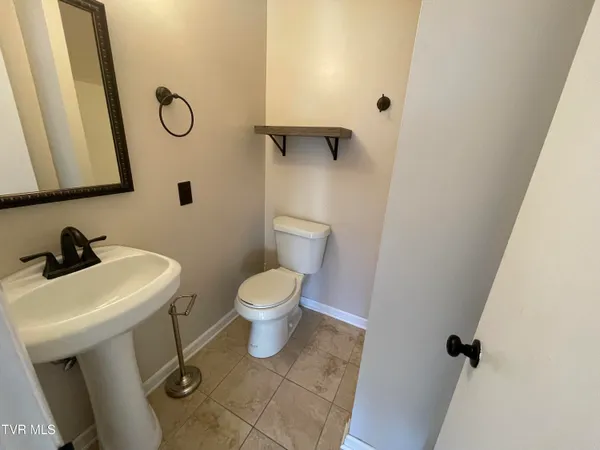 $1,075 | 1225 Carriage Circle, Unit 203, Bristol, VA 24201