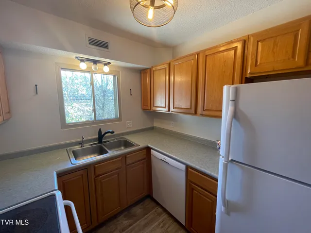 $1,075 | 1225 Carriage Circle, Unit 203, Bristol, VA 24201