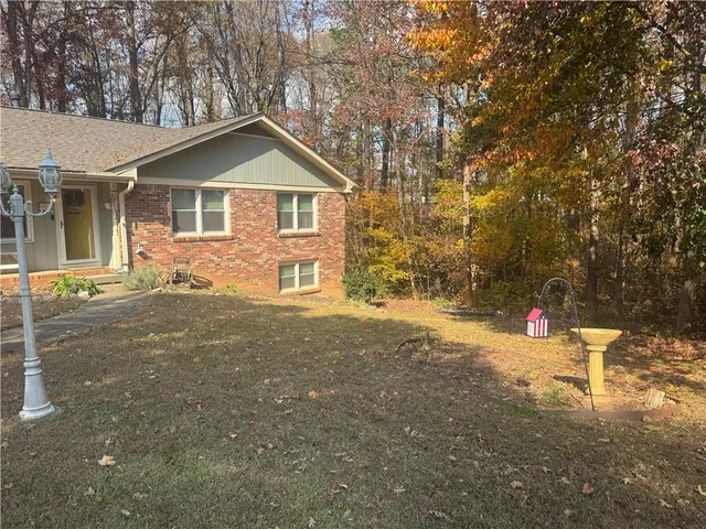 a view of a house with a yard