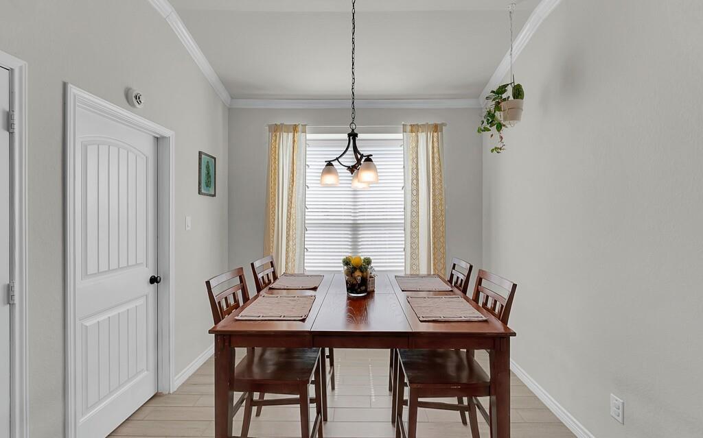 404 Calder Street Waco, TX 76712 - Photo 17 of 40 a dining room with furniture and window