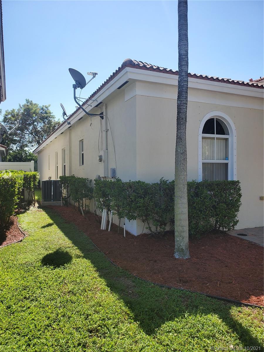 1073 Northeast 40th Road Homestead, FL 33033 - Photo 4 of 27 Gallery Image 4