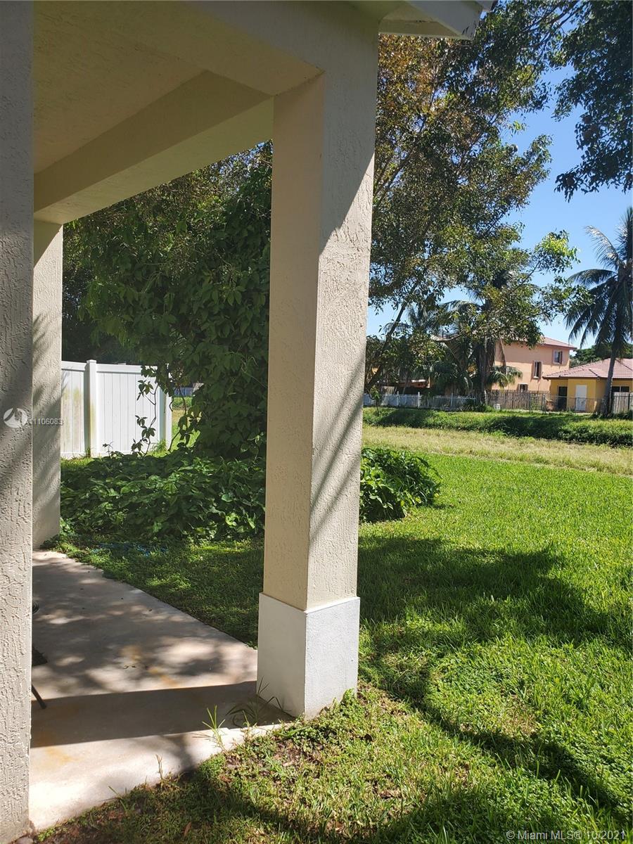 1073 Northeast 40th Road Homestead, FL 33033 - Photo 6 of 27 Gallery Image 6