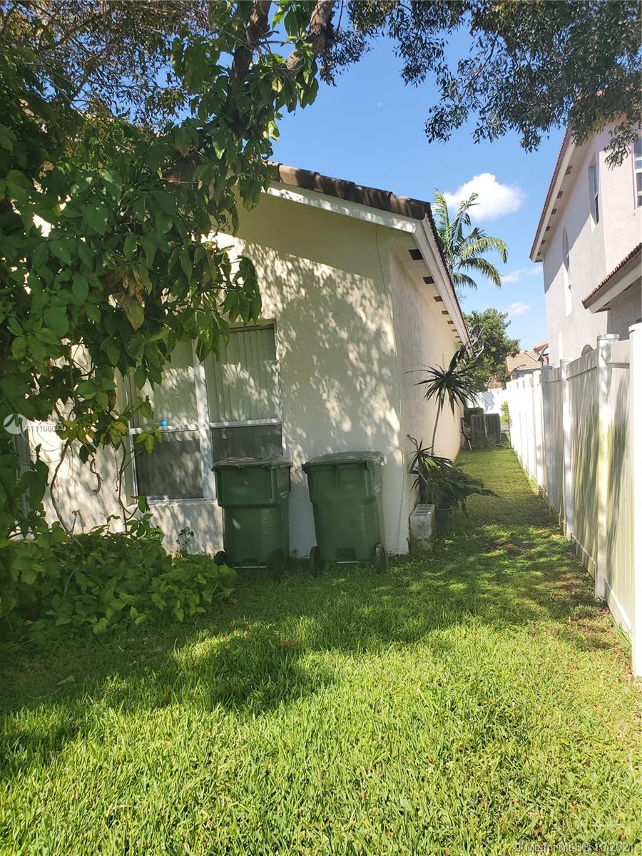 1073 Northeast 40th Road Homestead, FL 33033 - Photo 10 of 27 Gallery Image 10