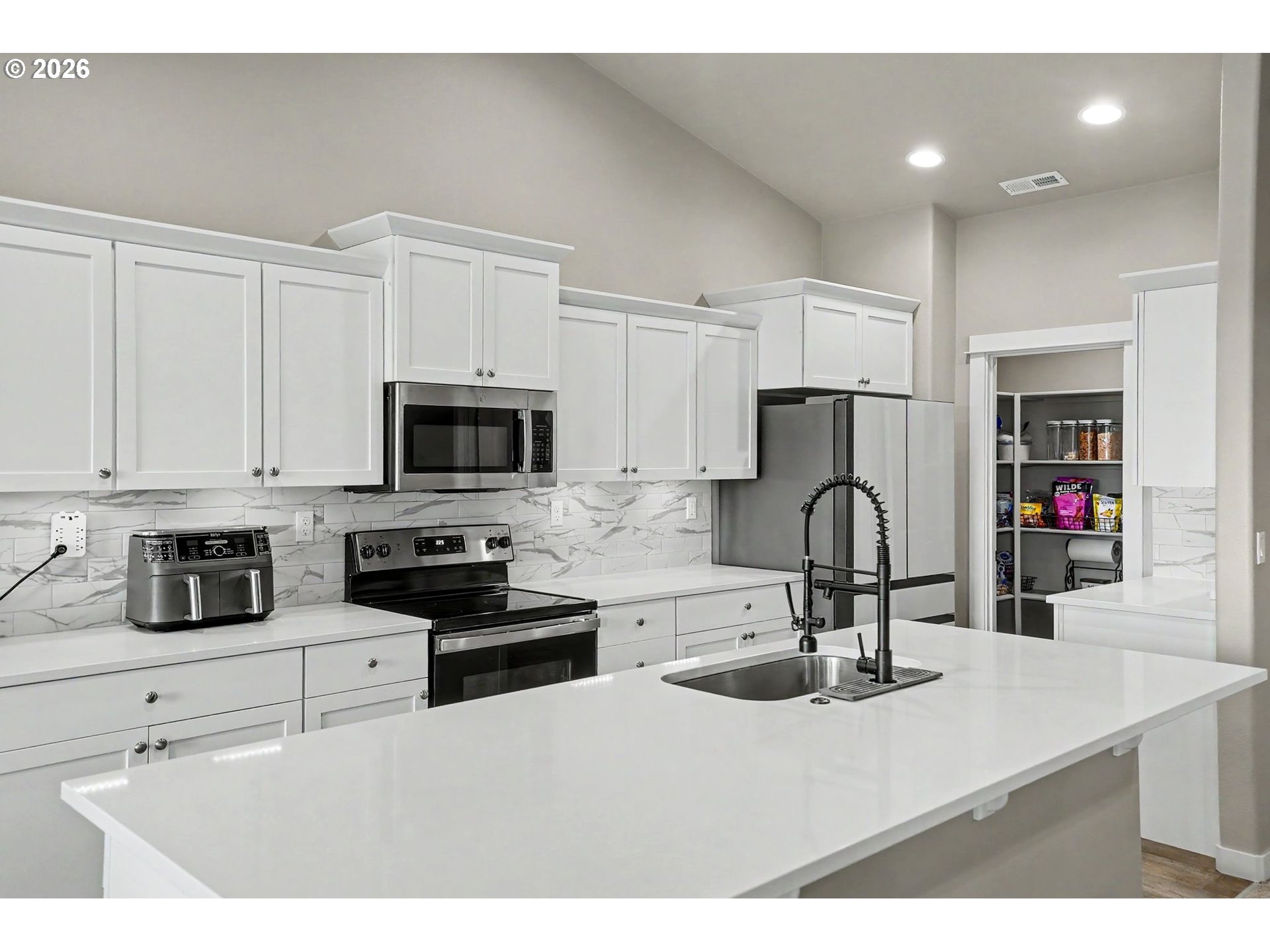 11862 Steinkamp Road Southeast Aumsville, OR 97325 - Photo 18 of 48 a kitchen with stainless steel appliances granite countertop a sink refrigerator and microwave