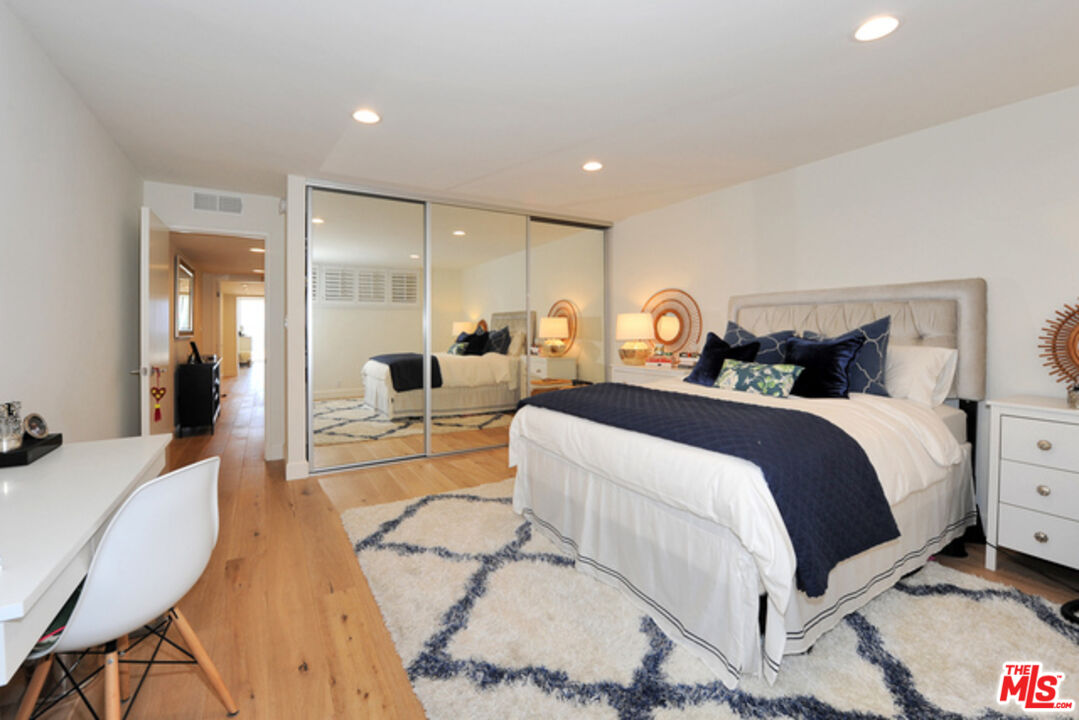 4 Lighthouse Street, Unit 5 Marina del Rey, CA 90292 - Photo 20 of 25 a spacious bedroom with a bed a table and chairs