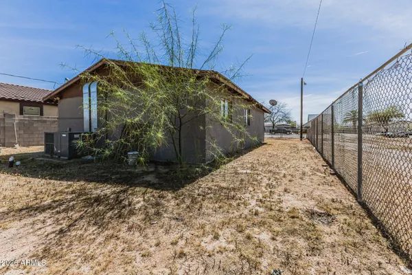 a view of a backyard