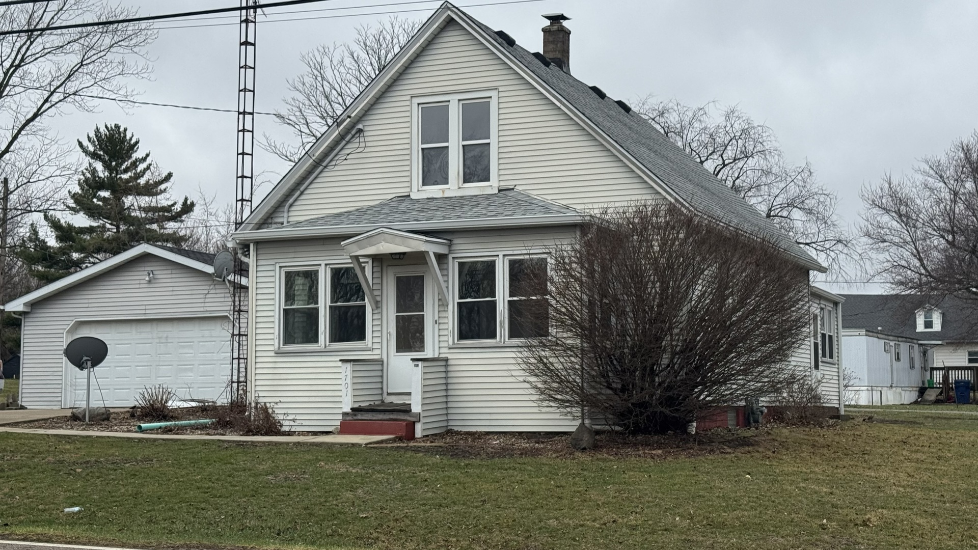 a view of a house with a yard