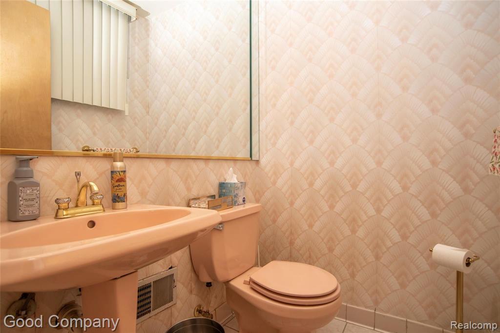 19670 Roslyn Road Detroit, MI 48221 - Photo 23 of 48