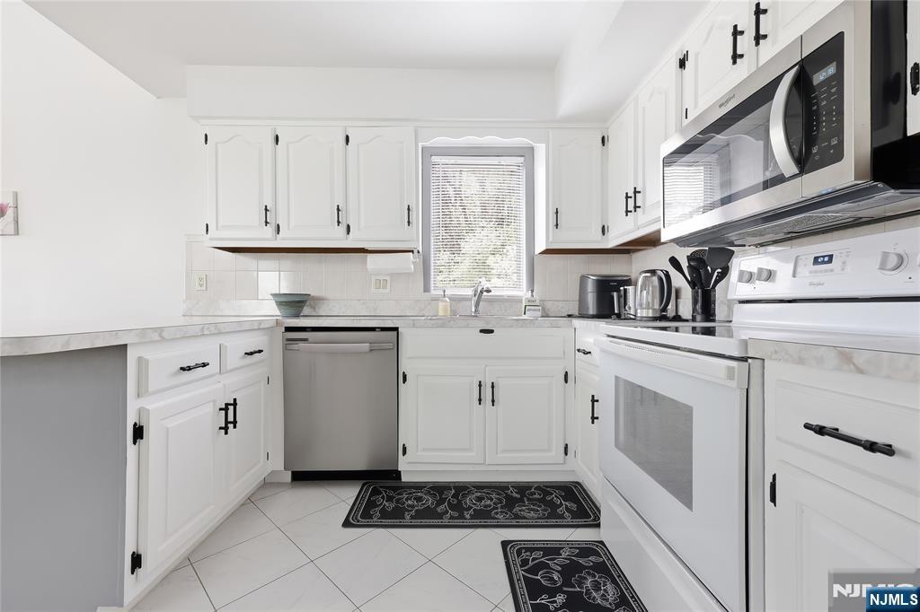 52 Adams Terrace Clifton, NJ 07013 - Photo 12 of 40