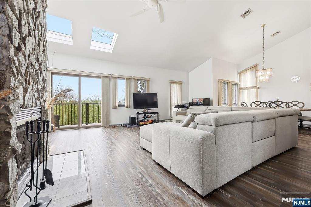 52 Adams Terrace Clifton, NJ 07013 - Photo 5 of 40