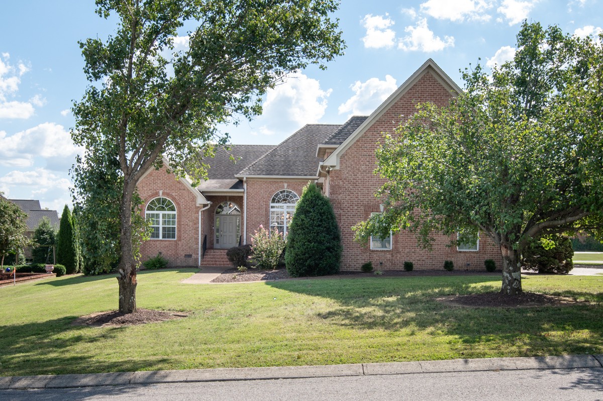 105 Robin Point Gallatin, TN 37066 - Photo 1 of 59 a front view of house with yard and green space