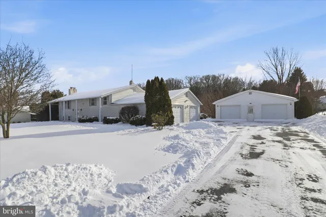 $300,000 | 11 Hillymede Drive, Hummelstown, PA 17036