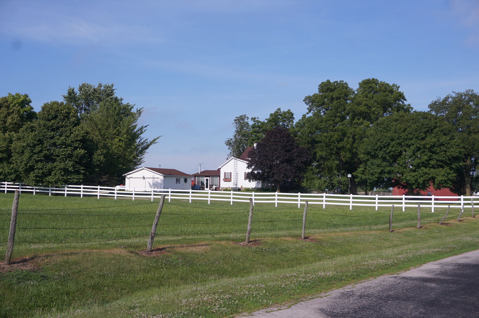 1924 East 6000th Road South St. Anne, IL 60964 - Photo 4 of 35 a view of a tennis ground with a big yard