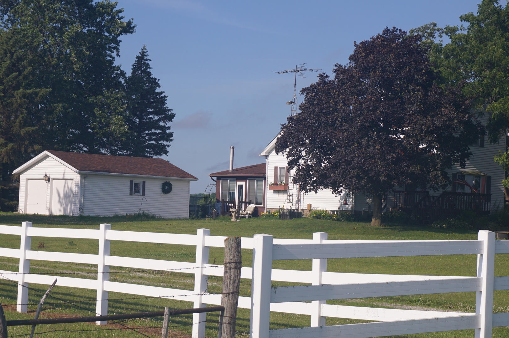 1924 East 6000th Road South St. Anne, IL 60964 - Photo 5 of 35 a front view of a house with a yard