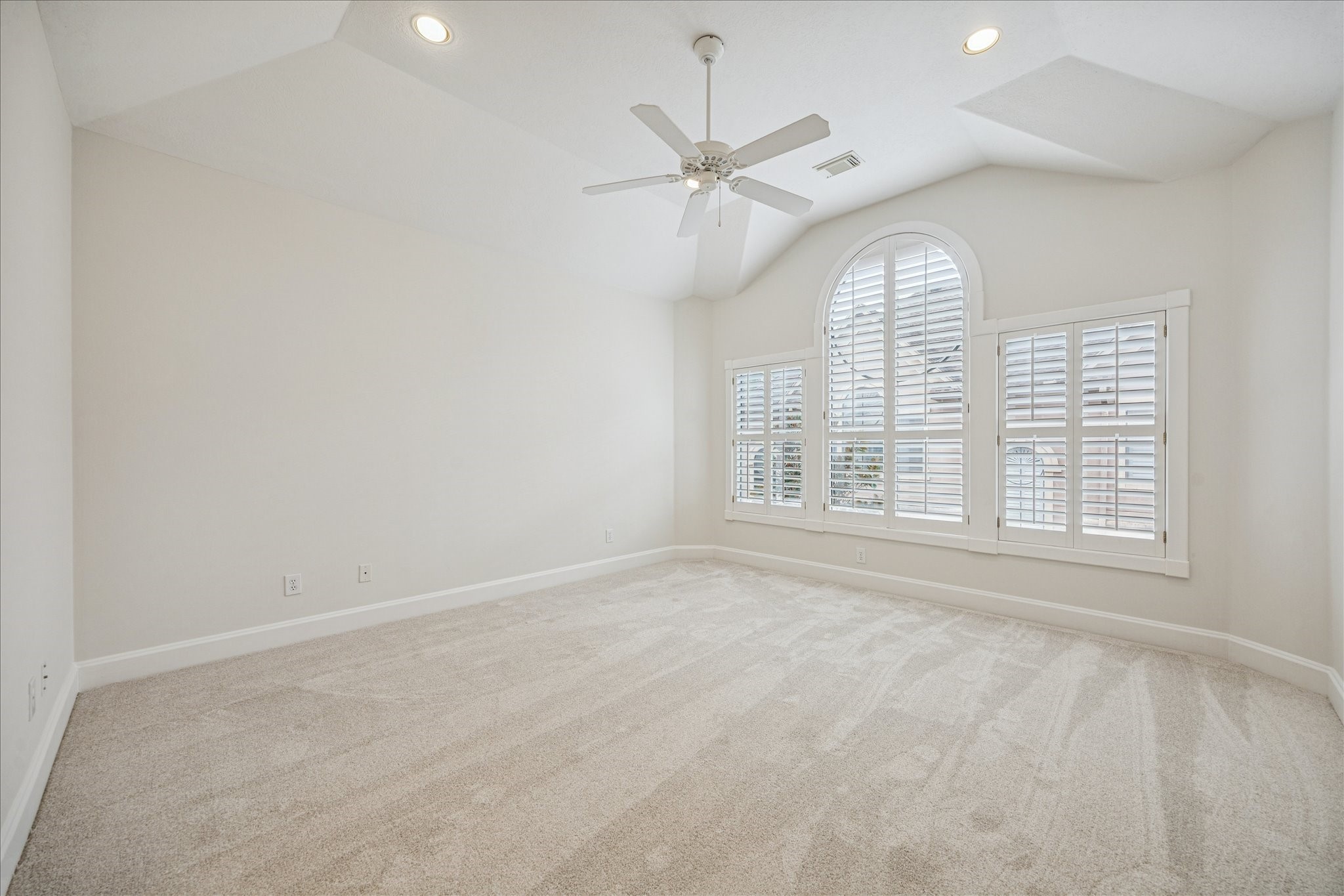 2422 Dorrington Street, Unit B Houston, TX 77030 - Photo 11 of 20 Primary bedroom has plantation shutters and vaulted ceiling.