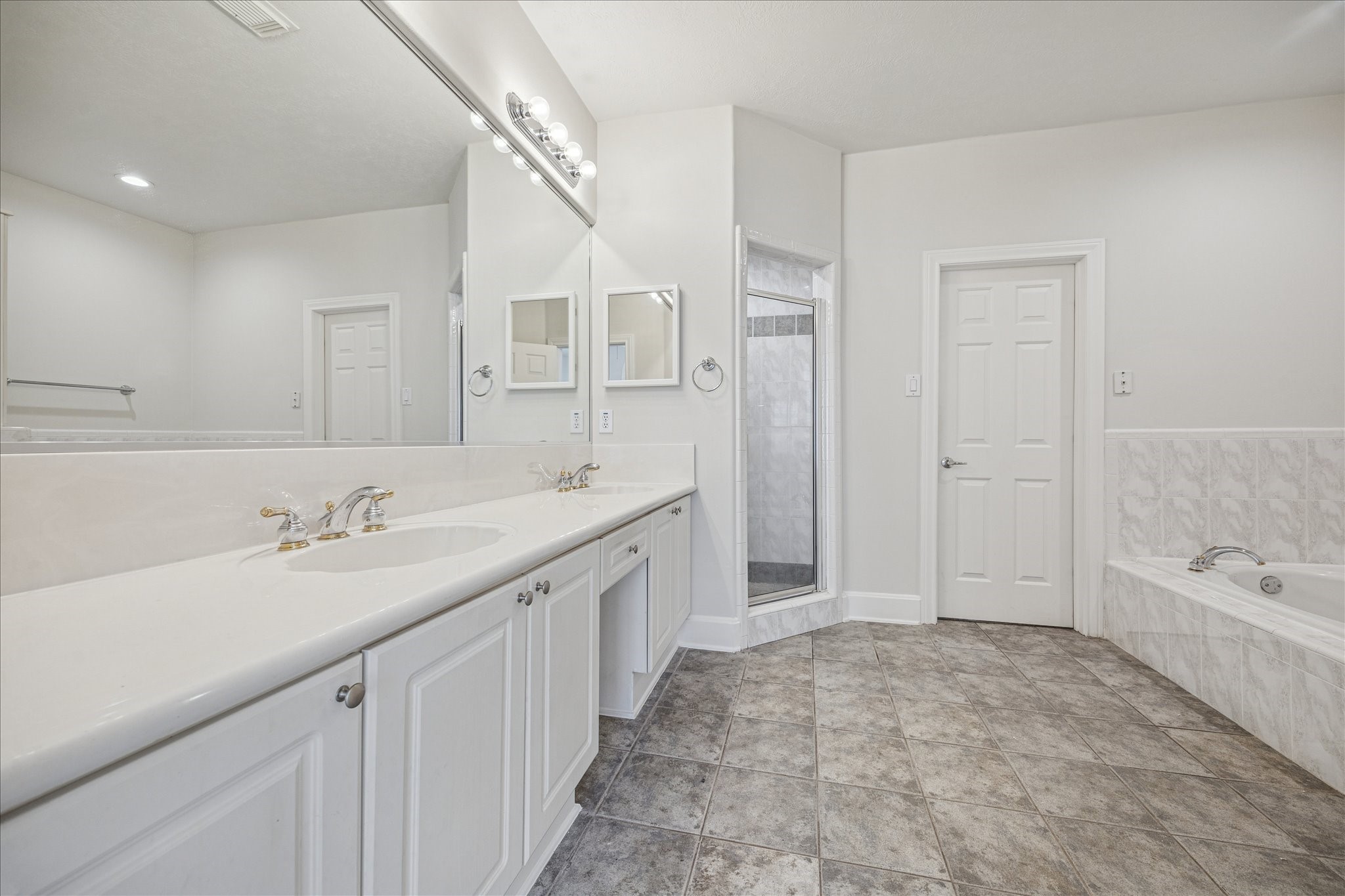 2422 Dorrington Street, Unit B Houston, TX 77030 - Photo 12 of 20 Primary bathroom.