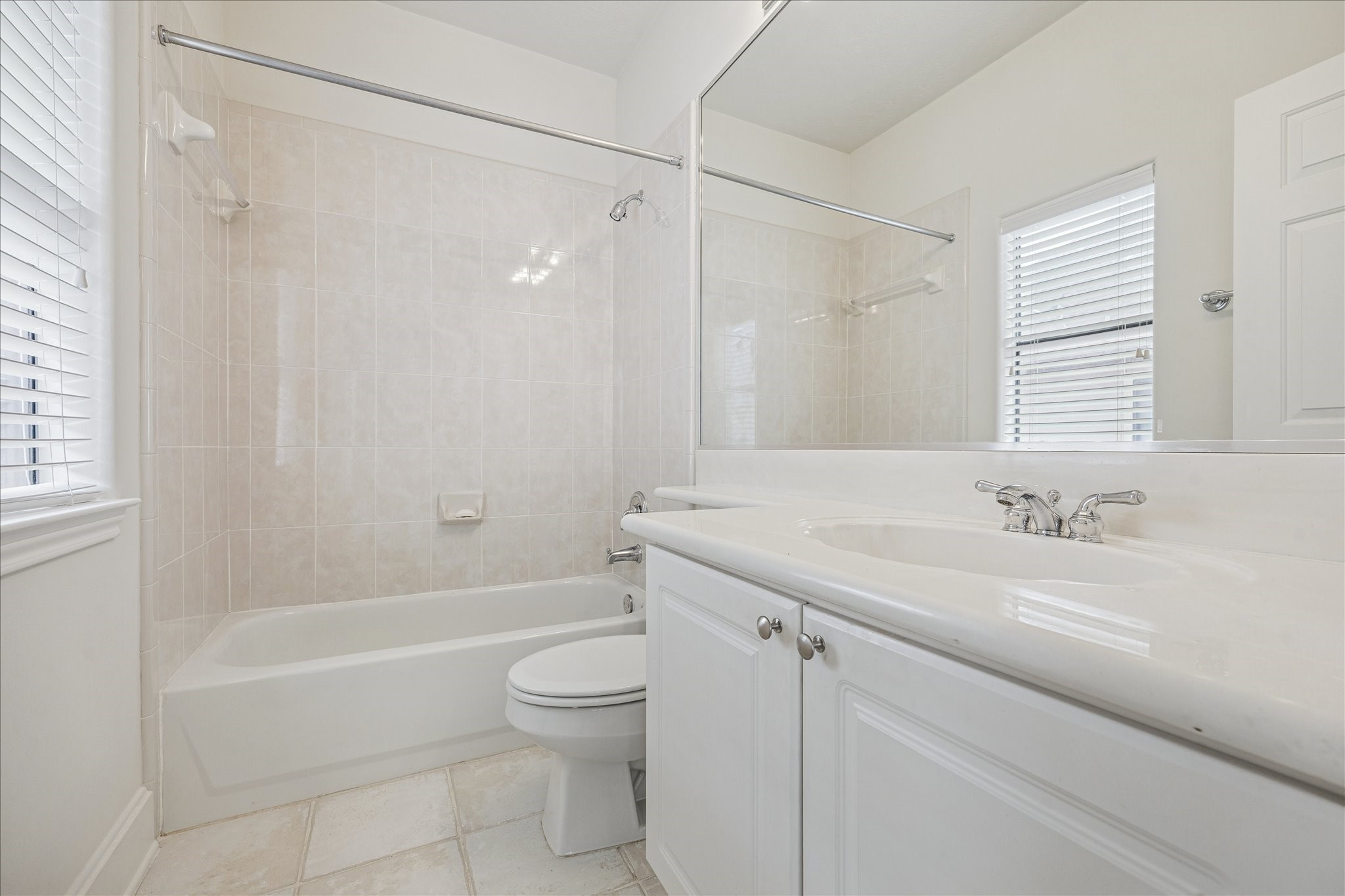 2422 Dorrington Street, Unit B Houston, TX 77030 - Photo 17 of 20 Second bedrooms bathroom.