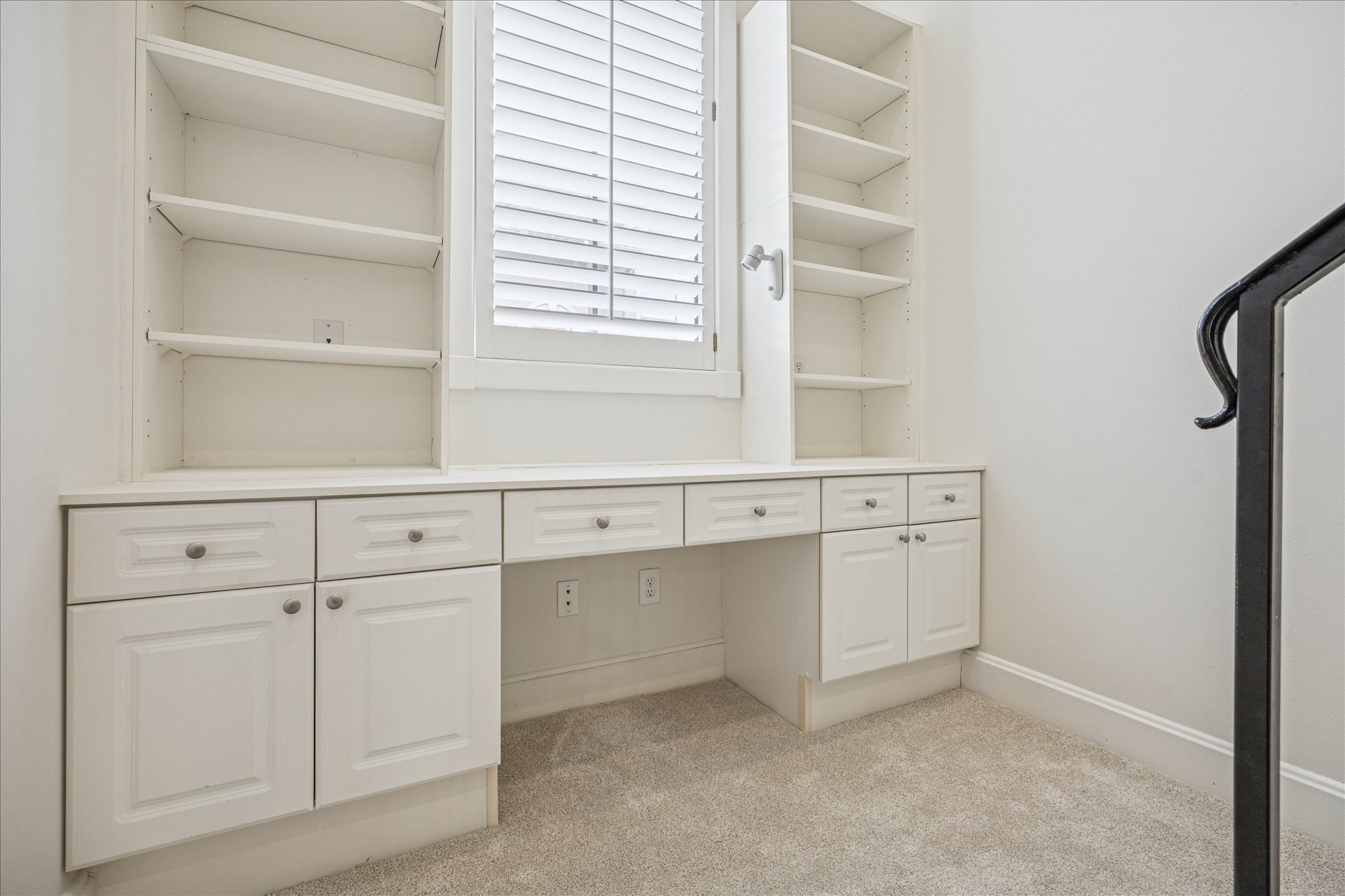 2422 Dorrington Street, Unit B Houston, TX 77030 - Photo 19 of 20 Office area on the landing to the third floor.