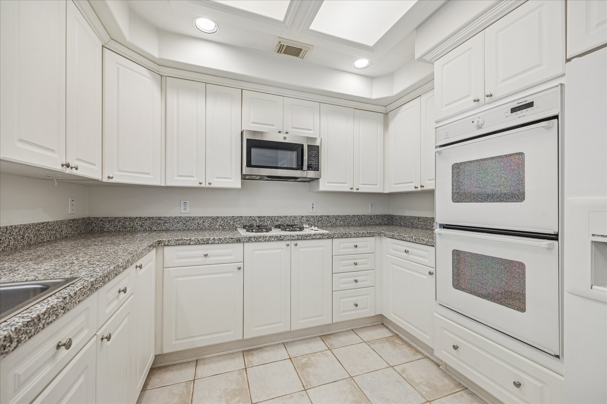 2422 Dorrington Street, Unit B Houston, TX 77030 - Photo 3 of 20 Kitchen has tons of light.