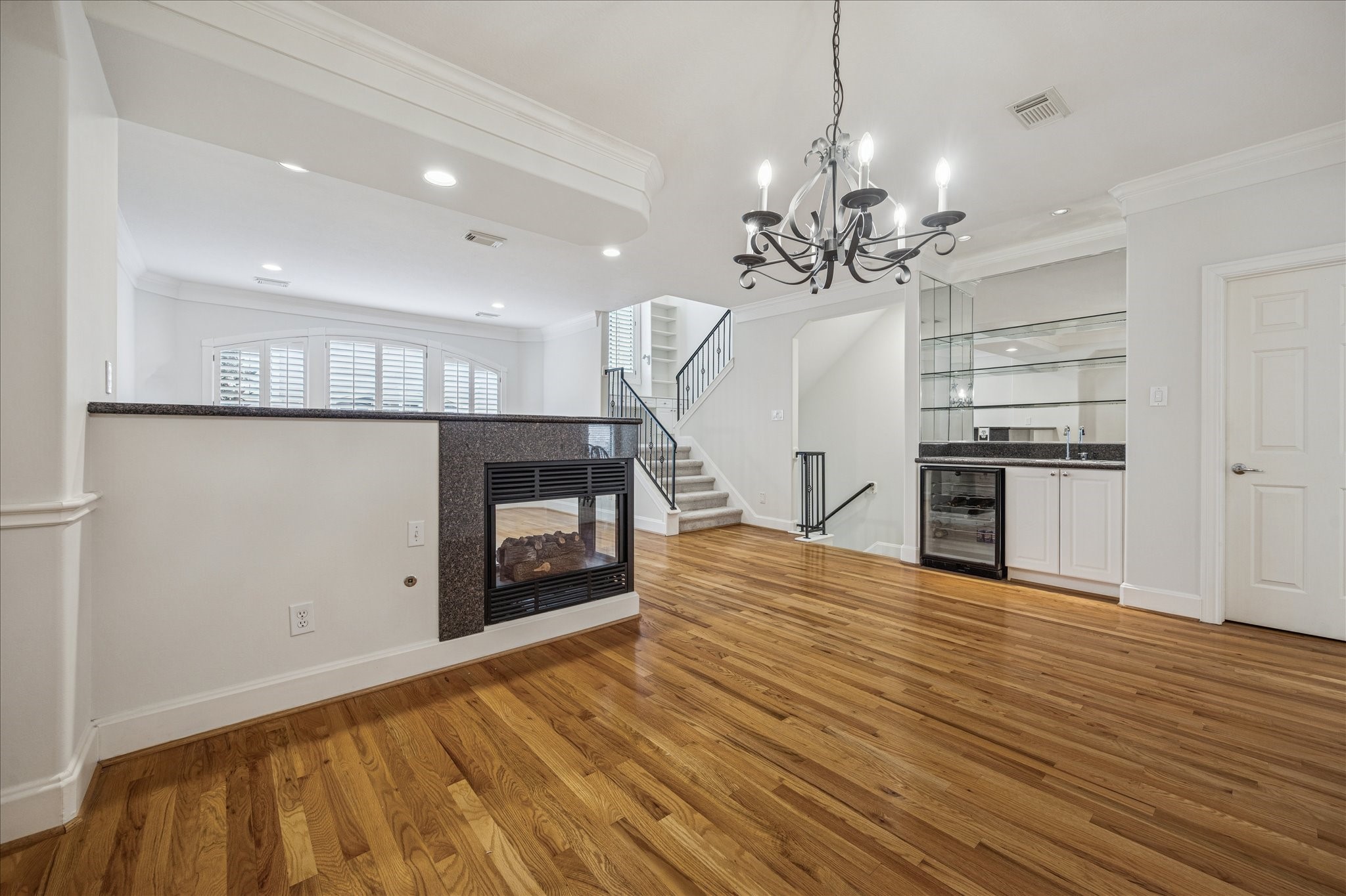 2422 Dorrington Street, Unit B Houston, TX 77030 - Photo 7 of 20 Dining room facing the fireplace and the wet bar.