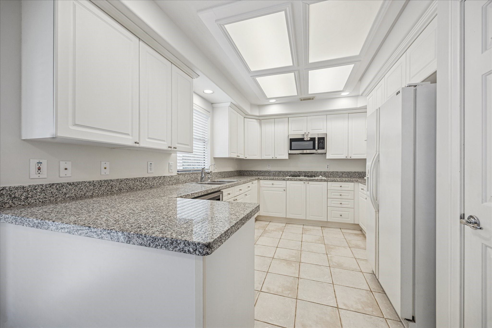 2422 Dorrington Street, Unit B Houston, TX 77030 - Photo 9 of 20 Looking towards the kitchen from the breakfast room.