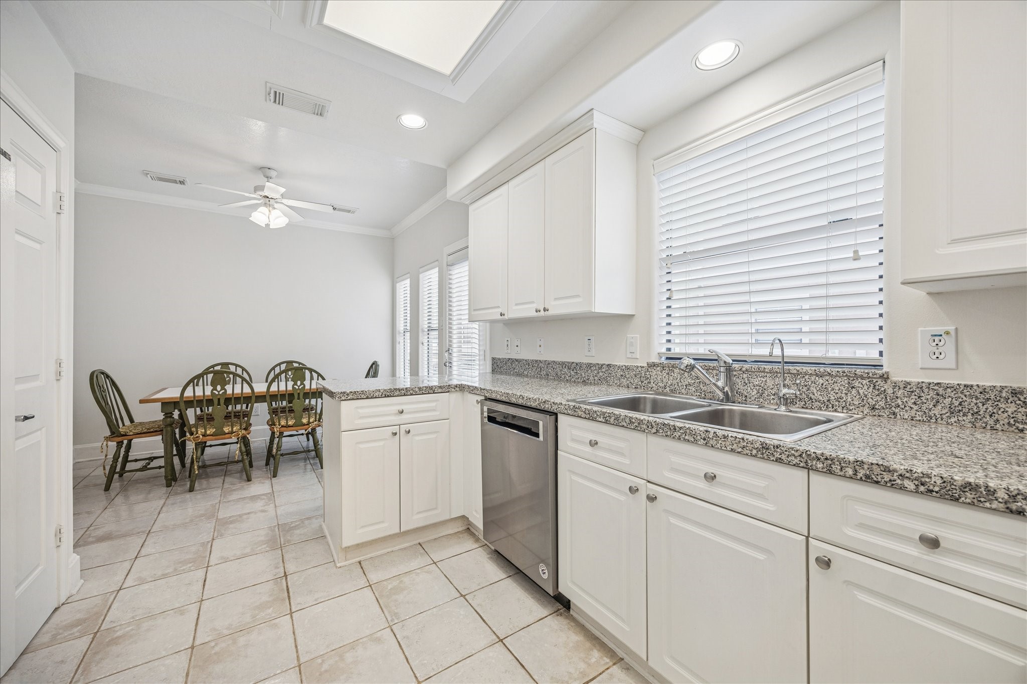2422 Dorrington Street, Unit B Houston, TX 77030 - Photo 10 of 20 View of the breakfast room from the kitchen.