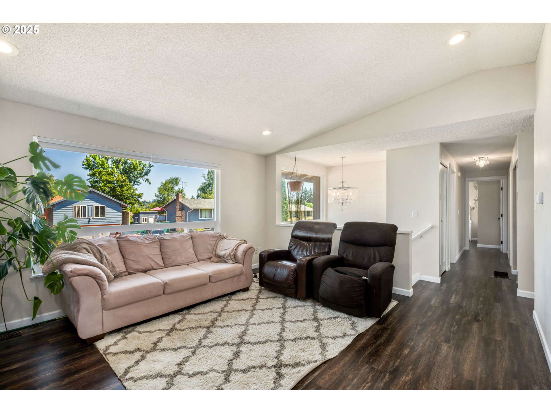 3308 Southwest Binford Lake Parkway Gresham, OR 97080 - Photo 4 of 27 Living Room/Entrance