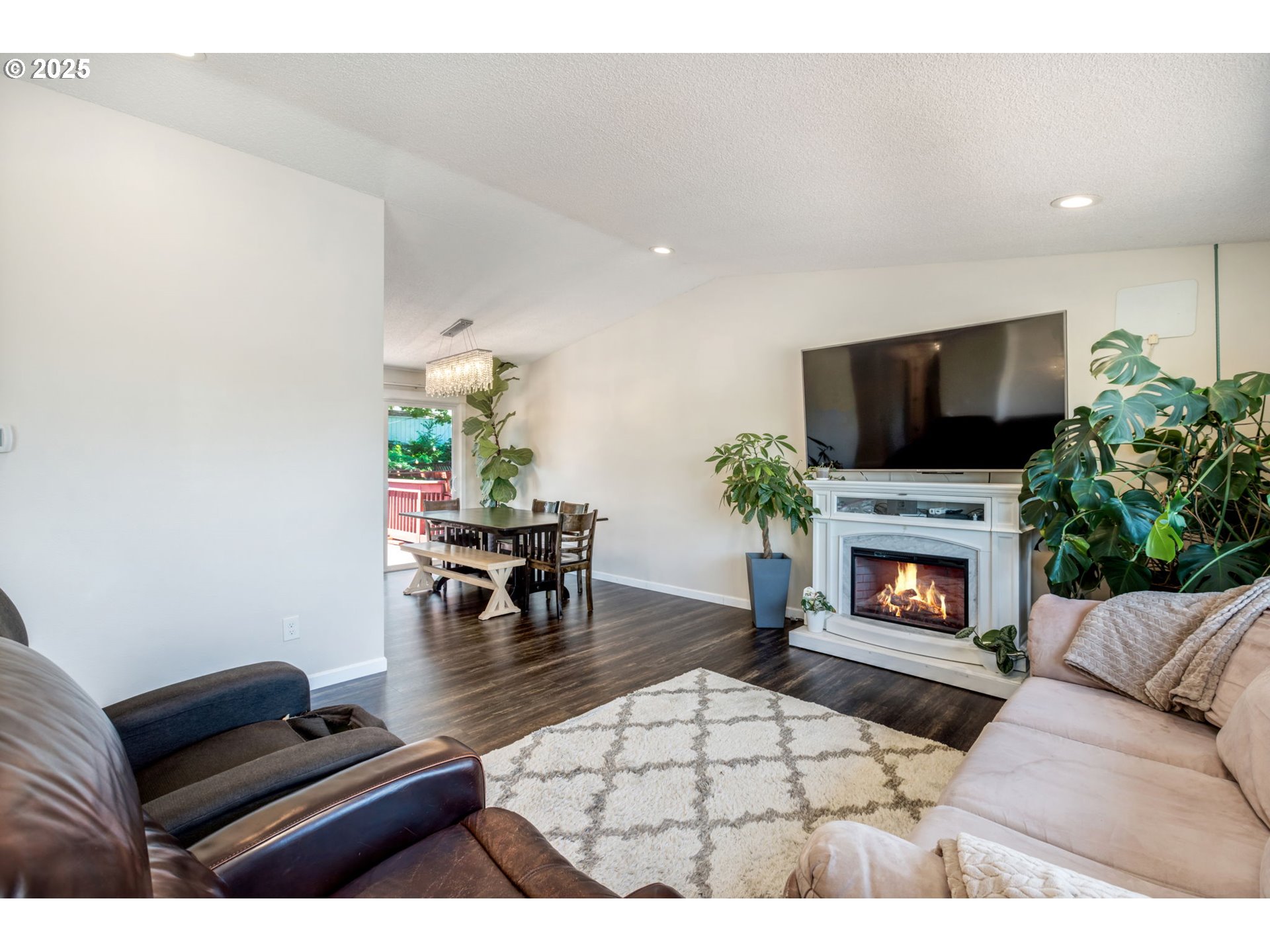3308 Southwest Binford Lake Parkway Gresham, OR 97080 - Photo 6 of 27 Living Room