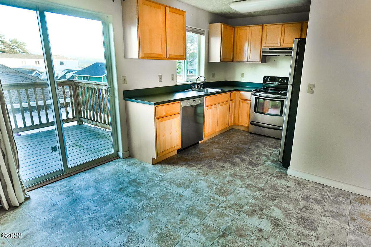 935 Southwest 11th Street Newport, OR 97365 - Photo 19 of 43 kitchen