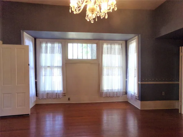 $229,000 | 300 South Summit Street, Weimar, TX 78962